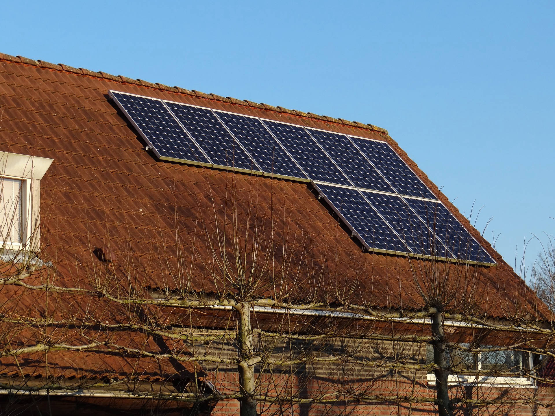Diagram showing optimal roof pitch angle for solar panels in the UK