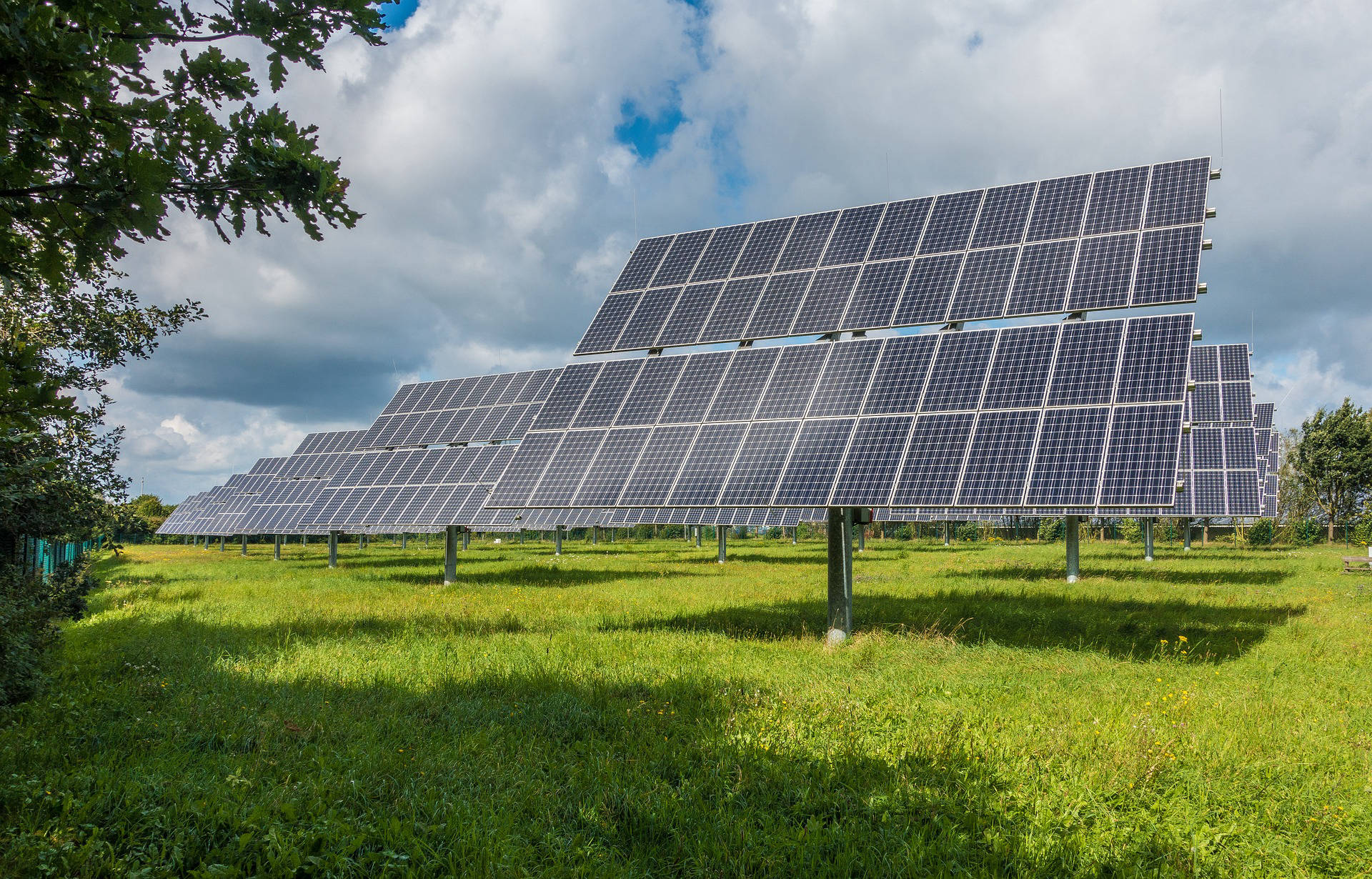 Solar installer presenting a system design and generation estimate